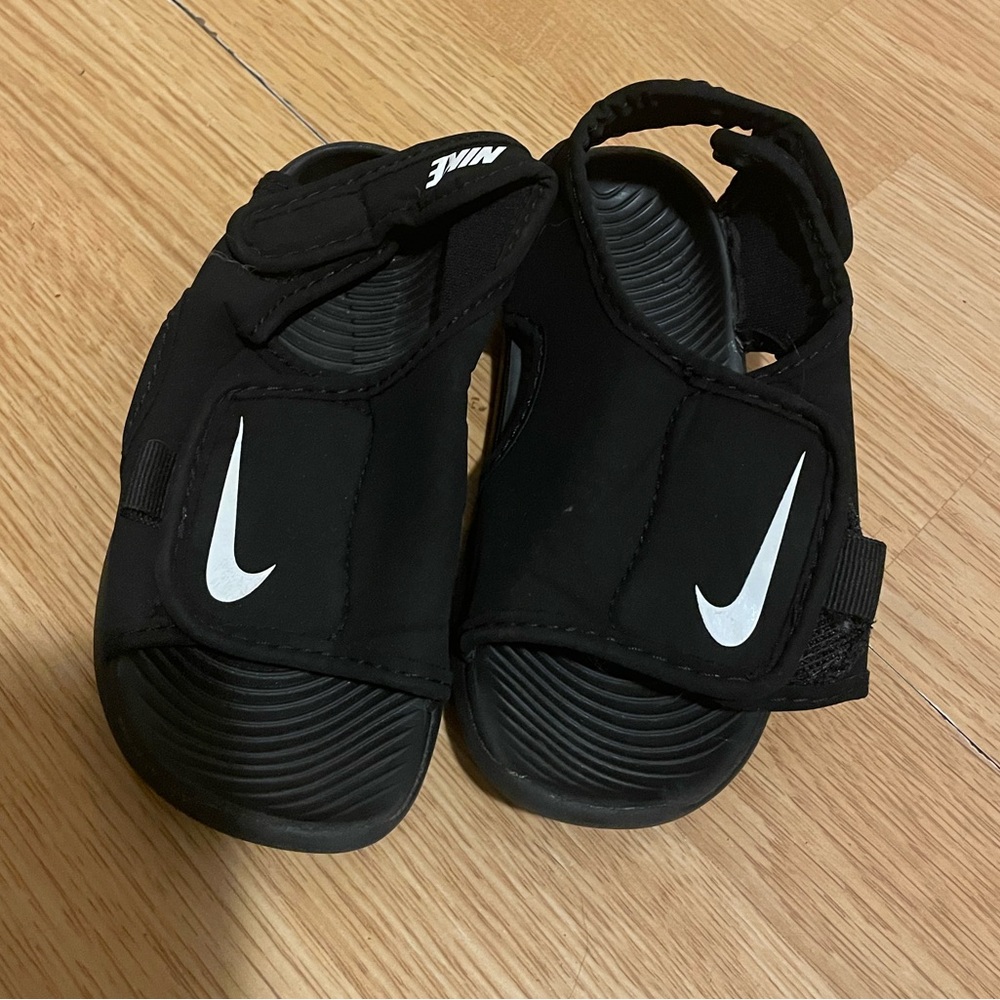 Nike strapped velcro sandals!